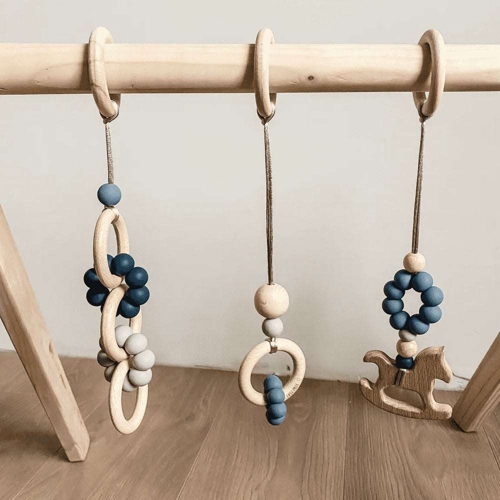 BABYGYM SPEELTJES HOUT/PETROL Friemel