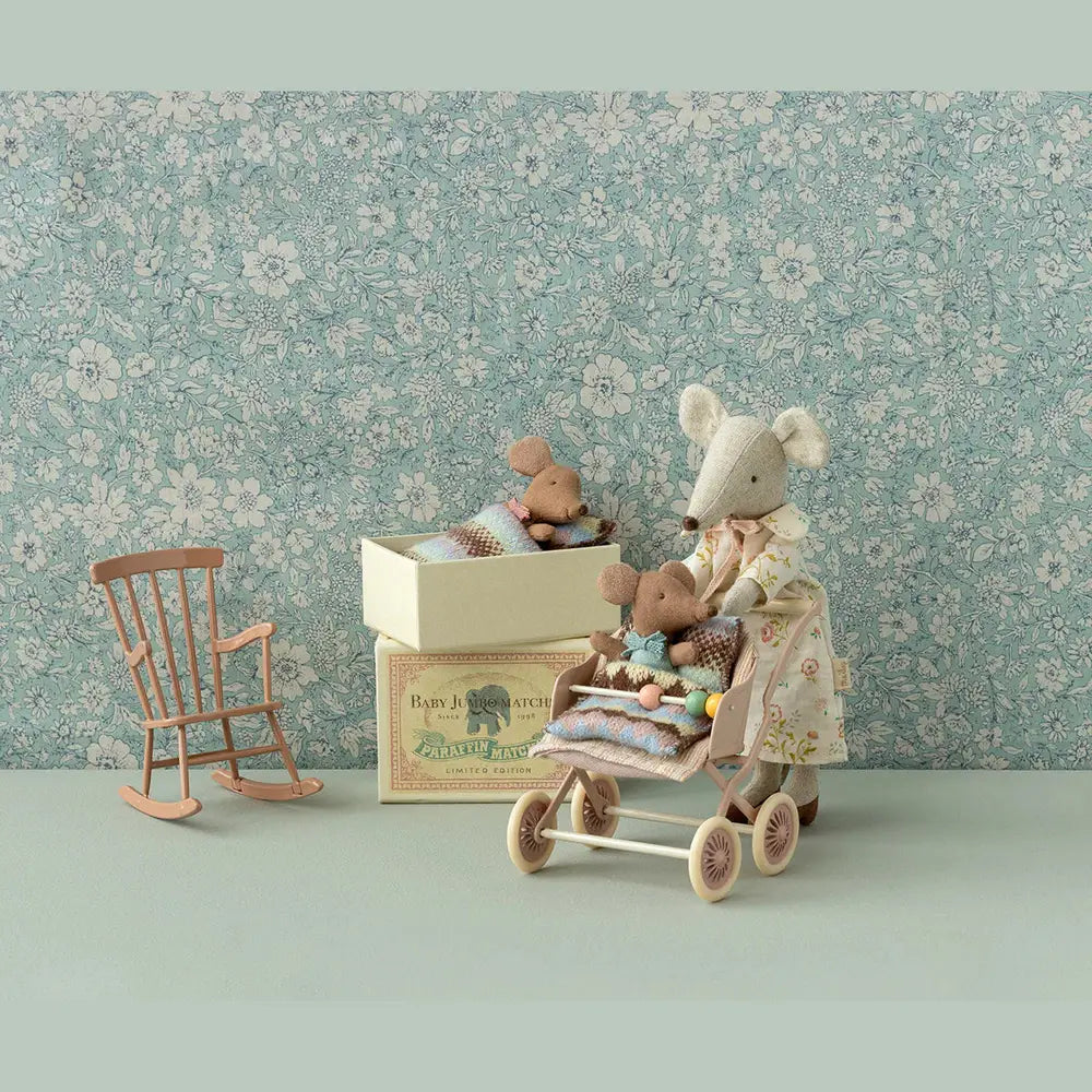 Maileg | Miniatuur Sleepy Wakey Baby Mouse In Matchbox - Blauw