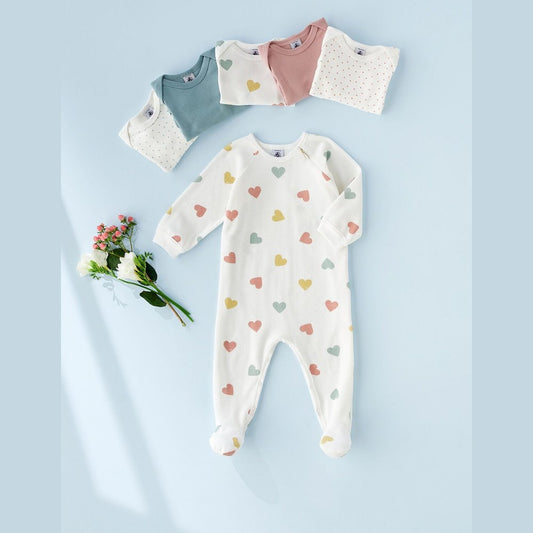 Fluwelen babypyjama met veelkleurige hartjesprint